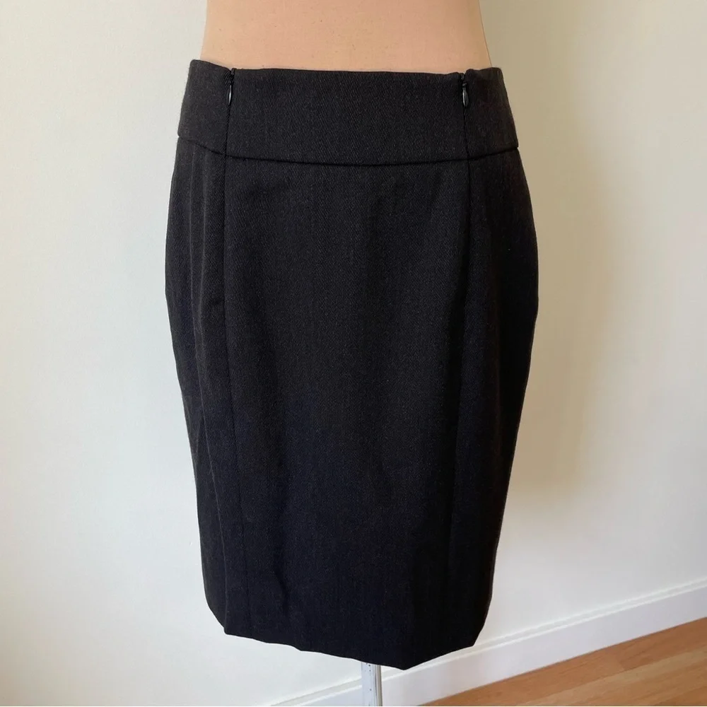 Akris 100% Wool Zipper Pocket Gray Career Professional Pencil Skirt EUC Size 6